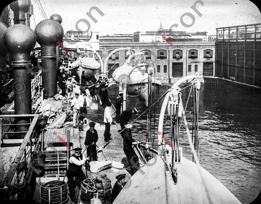Übung von Rettungsmanövers | Exercise of rescue maneuvers - Foto simon-titanic-196-067-sw.jpg | foticon.de - Bilddatenbank für Motive aus Geschichte und Kultur